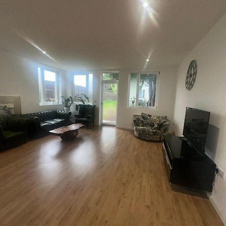 North London A Spacious 7 Bedroom House Accommodating Up To 18 People Complete With Own Gym And Table Tennis Zewnętrze zdjęcie