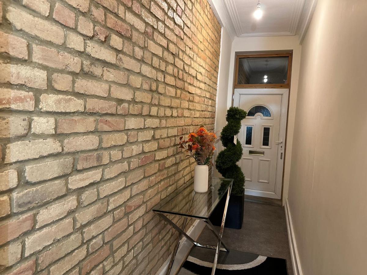 North London A Spacious 7 Bedroom House Accommodating Up To 18 People Complete With Own Gym And Table Tennis Zewnętrze zdjęcie