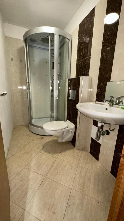 North London A Spacious 7 Bedroom House Accommodating Up To 18 People Complete With Own Gym And Table Tennis Zewnętrze zdjęcie