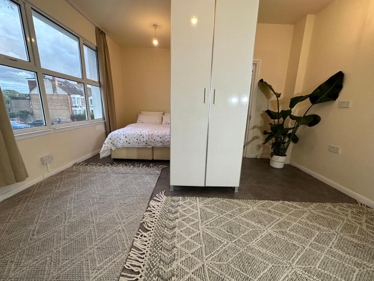 North London A Spacious 7 Bedroom House Accommodating Up To 18 People Complete With Own Gym And Table Tennis Zewnętrze zdjęcie