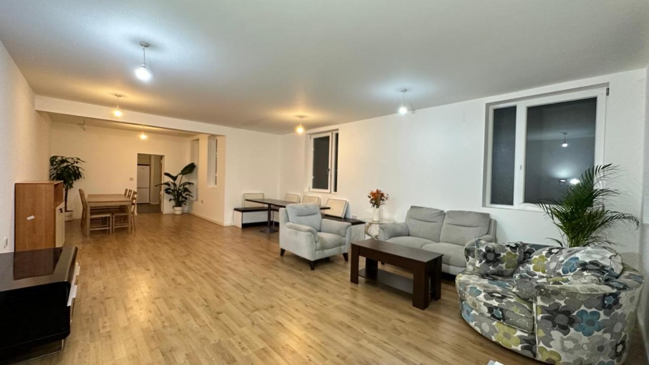 North London A Spacious 7 Bedroom House Accommodating Up To 18 People Complete With Own Gym And Table Tennis Zewnętrze zdjęcie