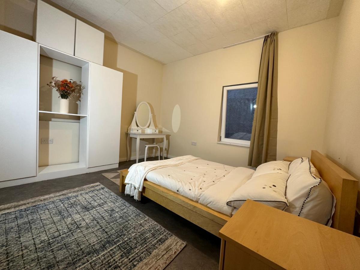 North London A Spacious 7 Bedroom House Accommodating Up To 18 People Complete With Own Gym And Table Tennis Zewnętrze zdjęcie