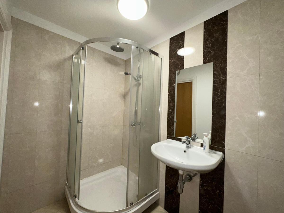 North London A Spacious 7 Bedroom House Accommodating Up To 18 People Complete With Own Gym And Table Tennis Zewnętrze zdjęcie