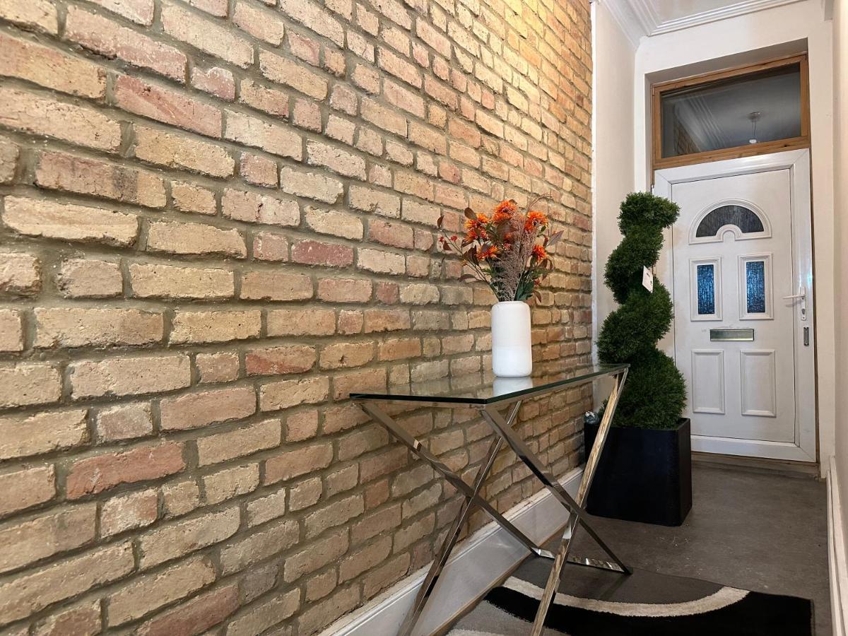 North London A Spacious 7 Bedroom House Accommodating Up To 18 People Complete With Own Gym And Table Tennis Zewnętrze zdjęcie